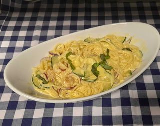 Pasta con salsa tailandesa