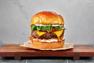 Signature burger i pomfrit