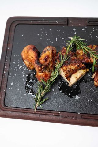 Picantón a la Brasa con Aroma de Romero