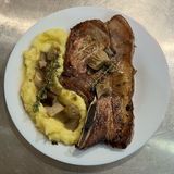 Свински мега котлет в гъбен сос с гарнитура картофено пюре