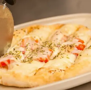 Pan De Ajo Con Queso Y Tomate