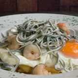 Huevos rotos con gulas y gambas al ajillo