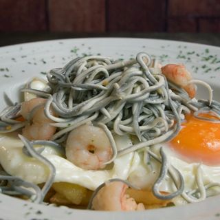 Huevos rotos con gulas y gambas al ajillo
