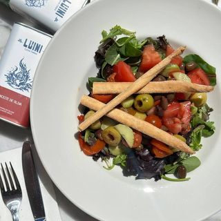 Ensalada toscana con tomates y grissini