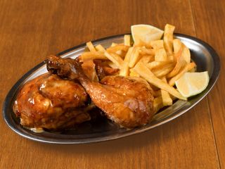 1/2 Polo Asado Con Patacas Fritas e Salsa