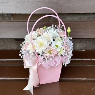 Pudełko z czekoladowymi kwiatami na zamówienie.