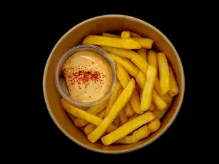 Frytki z ziemniaków + sos Wegan Spicy Mayo