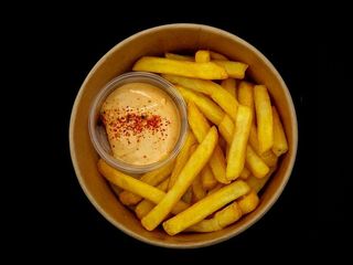 Frytki z ziemniaków + sos Wegan Spicy Mayo