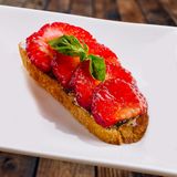 Bruscheta cu brinza de capra, miere de trufe, capsuna si busuioc