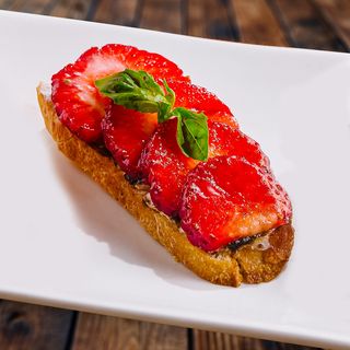 Bruscheta cu brinza de capra, miere de trufe, capsuna si busuioc