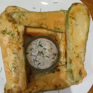 Тиквички по гръцки с чеснов сос (200гр) 