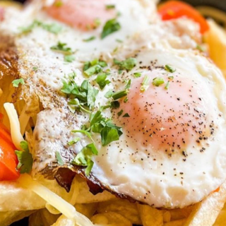 Cartofi prajiti, 2 oua ochiuri si paine