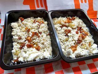 Kluski Przecierane z Serem Cebulka , Skwarkami i Boczkiem