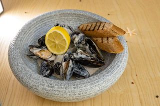 Тушенные мидии в створке с чиабатта