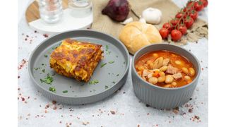 Ciorba de fasole boabe cu afumatura,lasagna cu carne,chifla