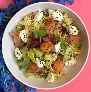 Салат з лососем та крем-сиром 250г