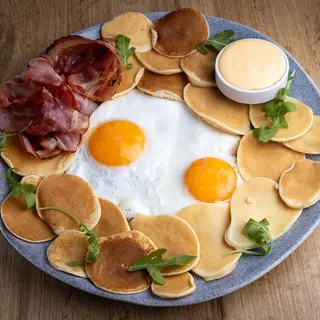Mini Pancakes Con Bacon Y Huevos Revueltos