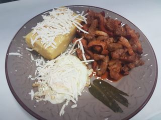 Tochitură de porc cu mămăliguță