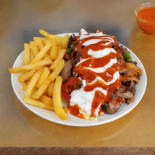 Carne de kebab con patatas fritas mayonesa y ketchup