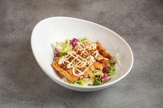 27.Ensalada de pollo katsu