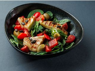 САЛАТ МІКСОМ ОВОЧІВ з СИРОМ ХАЛУМІ (220g)
