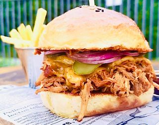 Бургер с дърпано свинско (450г)