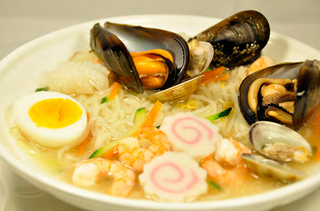 Ramen in brodo con frutti di mare