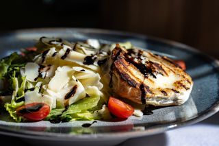 Свежа салата с козе сирене