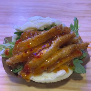 Bao de pollo rebozado