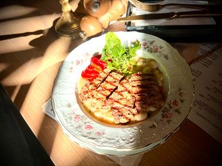 Телячі ескалопи з квасолею,  барбарисом та соленими лимонами (350г)