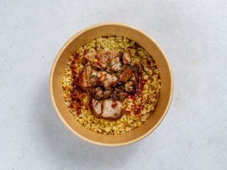 Filet z indyka z kaszą bulgur oraz sosem serowym (na gorąco) (215g)