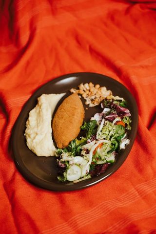 Devolay z puree ziemniaczanymi i miksem sałat 