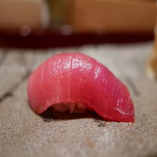 Atún nigiri (2 uds.)
