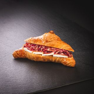 Croissant Ibérico y camembert