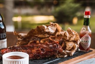 Coaste cu sos barbeque si cartofi crocanti