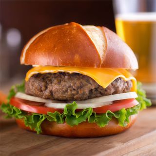 Hamburguesa Ternera Asturiana Con queso Vidiago, cebolla, tomate y lechuga