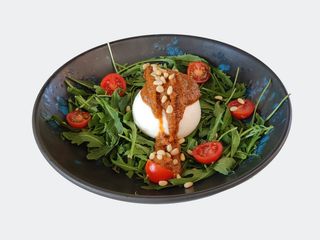 Burrata con pesto rojo y piñones