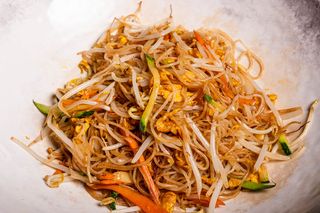 27. Spaghetti di riso saltato con gamberi