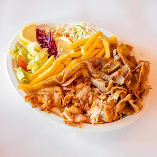 Kebab z kurczaka na talerzu