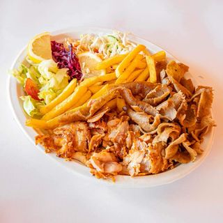 Kebab z kurczaka na talerzu