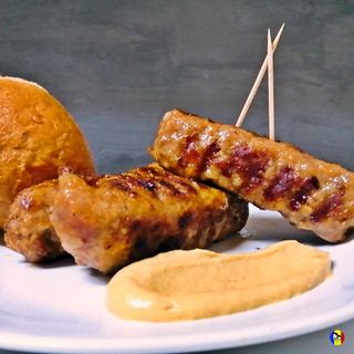 Mici cu cartofi prajiti, muștar si castraveti murati