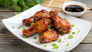 Пилешки крила със соев сос