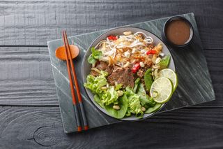 Makaron po wietnamsku z wołowiną