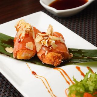 S006.Sashimi involtini di tonno con gamberi - 3 pezzi