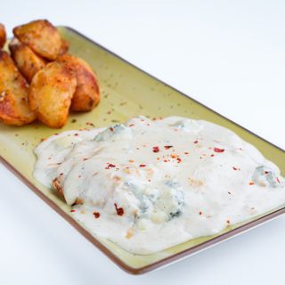 Piept de pui cu sos gorgonzola si cartofi la cuptor