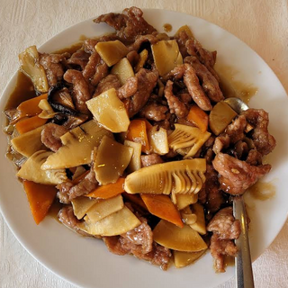 Ternera con setas chinas y bambú