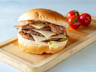 Trodupli bejkon burger