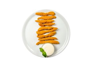 Хрупкави пилешки пръчици с млечен сос (190г)