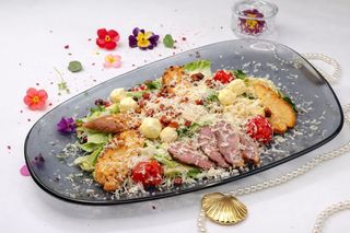 Цезар із копченою качиною грудкою та перепілкою (300г)