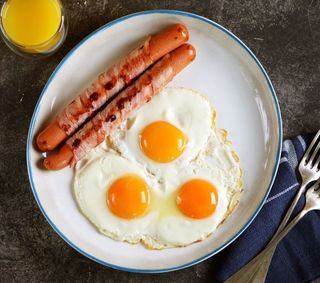 Яичница  с сосисками